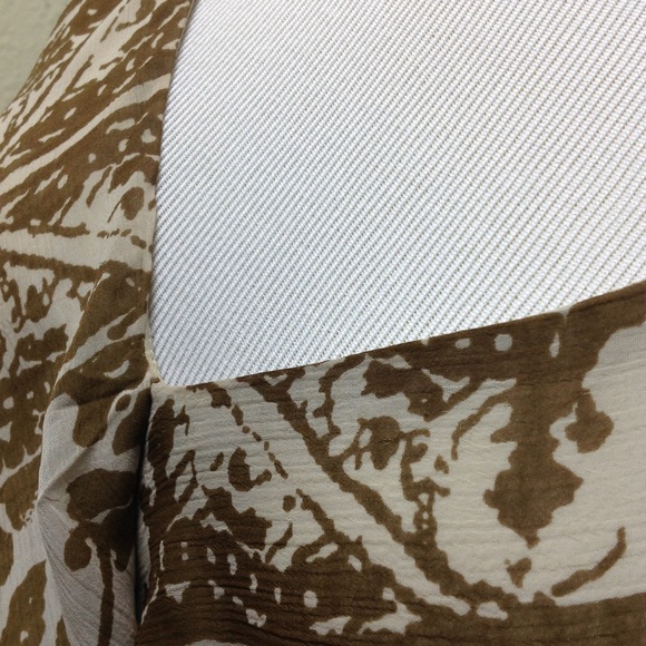 Violet & Claire Tan & CreM Sleeveless V-ne… - Picture 7 of 7